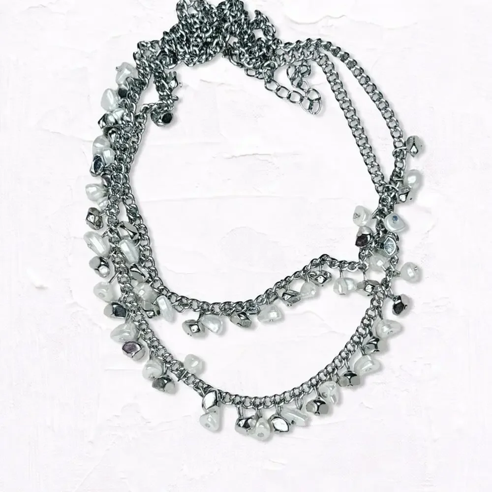 6073gc. Silvertone Faux Pearl Necklace